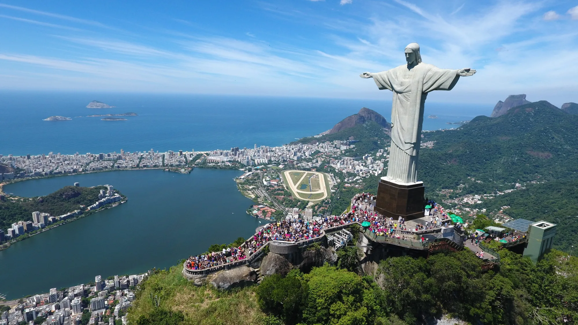 Vista aérea do Cristo Redentor no Rio de Janeiro, cidade com clubes de poker ao vivo em 2026 - rakebackpokerworld